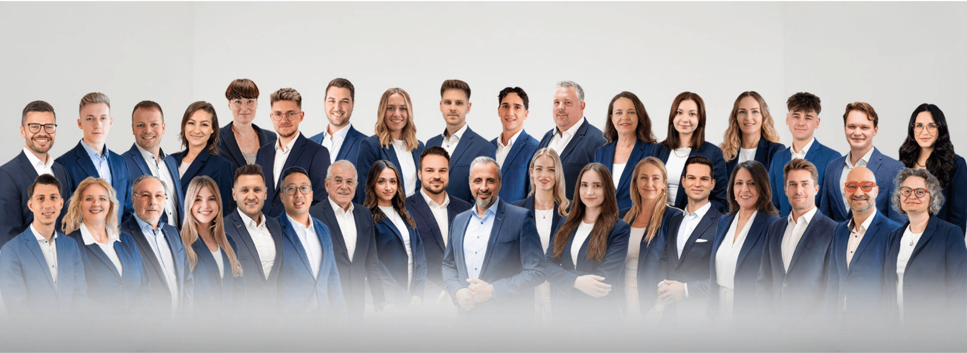 2017 sind wir in Schwäbisch Hall klein, aber ehrgeizig gestartet, mit dem klaren Ziel, die Vermarktung von Immobilien schneller, unkomplizierter und moderner zu machen. Heute zählen wir zu den am schnellsten wachsenden Immobilienunternehmen in Süddeutschland.